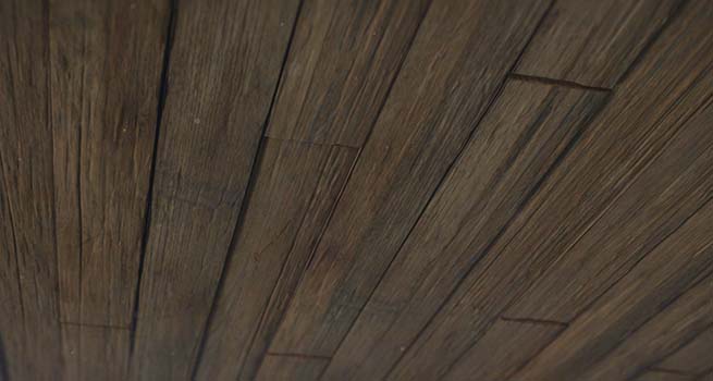 Dessous d'un plancher de semi-remorque en bois avec délamination et usure par l'humidité